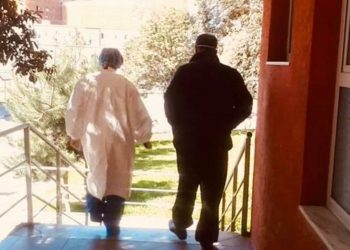 Lajm i mirë, del nga spitali pacienti i parë në Shqipëri që u shërua nga koronavirusi