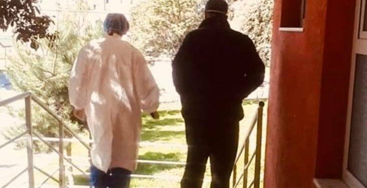 Lajm i mirë, del nga spitali pacienti i parë në Shqipëri që u shërua nga koronavirusi