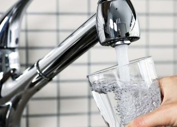 Vlonjatët do lahen në det, Ujësjellësi bën njoftimin e çuditshëm në kulmin e koronavirusit: Nesër s’ka ujë, po bëjmë punime….