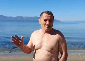 Shqipëria në karantinë, vlonjatët sfidojnë koronavirusin. Bëjnë banjo dielli dhe lahen në det (VIDEO)