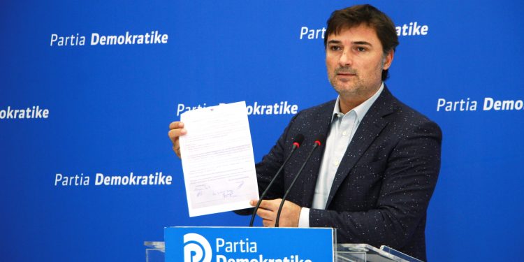 PD: Në kulmin e krizës, qeveria tenderon 411 mln lekë për zyra