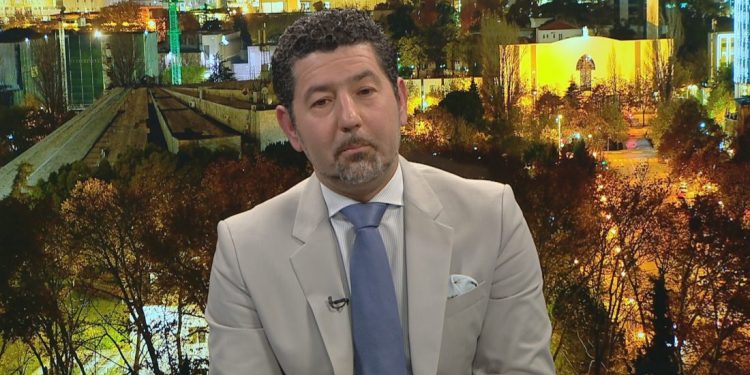 Epidemiologu: Të ndalohet përhapja e virusit, ndryshe mjekët do zgjedhin kush do jetojë