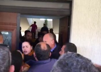 Helmimi i nxënësve, kaos në gjimnazin “Janaq Kilica”, prindërit debatojnë me drejtuesit e shkollës