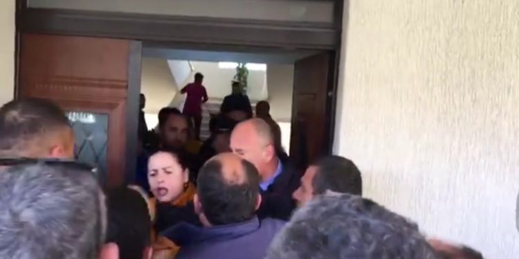 Helmimi i nxënësve, kaos në gjimnazin “Janaq Kilica”, prindërit debatojnë me drejtuesit e shkollës