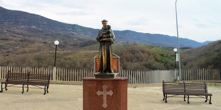 Koronavirusi, pezullohet rituali i 13 të martave në Kishën e Laçit