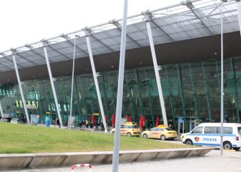 Koronavirusi/ Shqipëria ndalon të gjitha fluturimet dhe ardhjen e anijeve nga Italia