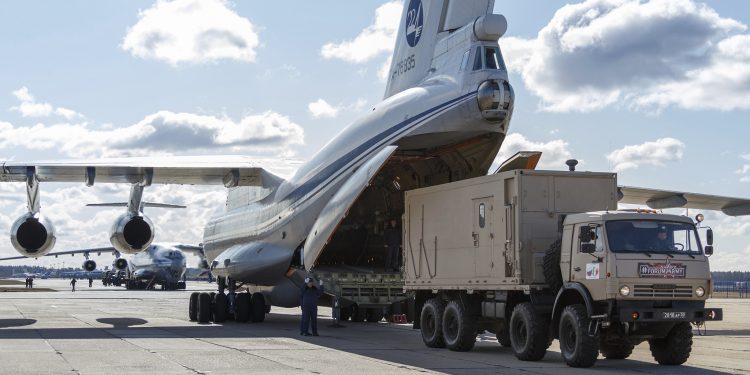 Koronavirusi, Rusia i dërgon Italisë nëntë avionë me ndihma dhe 100 ekspertë