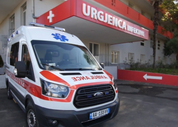 Vdes një tjetër person me koronavirus, shkon në tre numri i viktimave në Shqipëri