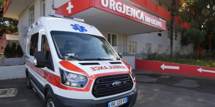 Vdes një tjetër person me koronavirus, shkon në tre numri i viktimave në Shqipëri