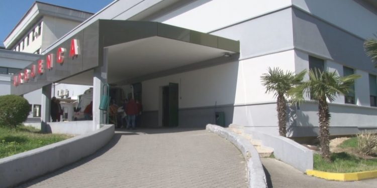 Një çift i infektuar në fshat, Bashkia Roskovec thirrje banorëve: Urgjentisht vetëizolohuni të gjithë