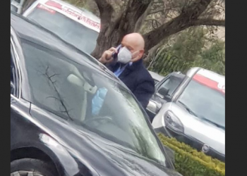 Koronavirusi vjen edhe në Shqipëri, ‘trembet’ Blendi Fevziu, vë direkt maskën para se të futet në ‘Audi’