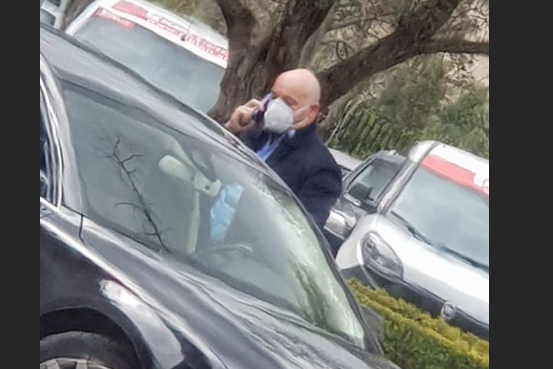 Koronavirusi vjen edhe në Shqipëri, ‘trembet’ Blendi Fevziu, vë direkt maskën para se të futet në ‘Audi’