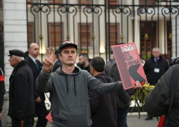 Nis protesta e Ilir Metës, në shesh edhe Monika Kryemadhi e Lulzim Basha (FOTO)