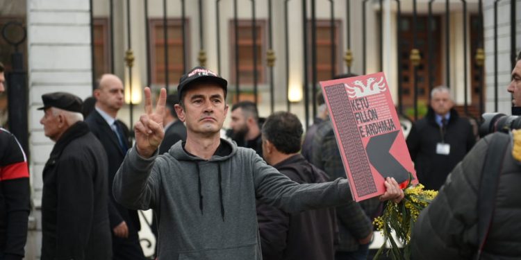 Nis protesta e Ilir Metës, në shesh edhe Monika Kryemadhi e Lulzim Basha (FOTO)