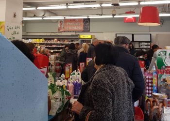 Frika nga koronavirusi, shihni ç’ndodh në supermarketet e Tiranës