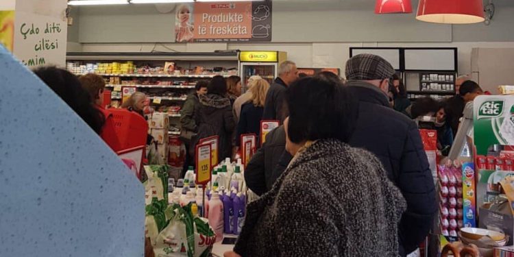 Frika nga koronavirusi, shihni ç’ndodh në supermarketet e Tiranës