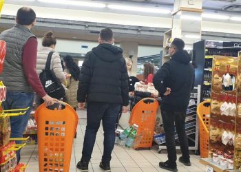 Paniku nga koronavirusi, dyndje në supermarketet e Tiranës për furnizim me ushqime (FOTO)