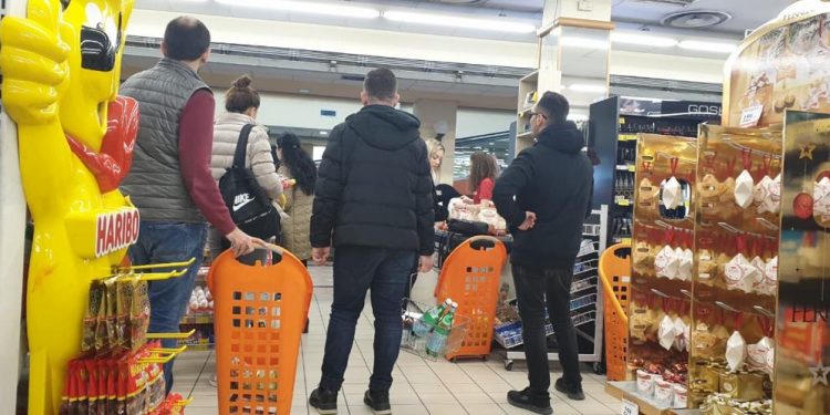 Paniku nga koronavirusi, dyndje në supermarketet e Tiranës për furnizim me ushqime (FOTO)