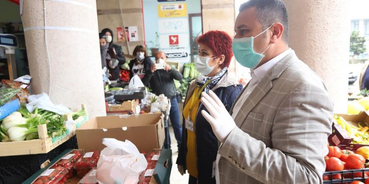 Emergjenca nga Covid-19/ Task Forca nis kontrollet për çmimet në dyqanet ushqimore dhe farmacitë (FOTO)