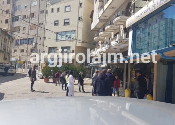 Gjirokastra në karantinë, shihni çfarë ndodhte sot para supermarketit (FOTO)