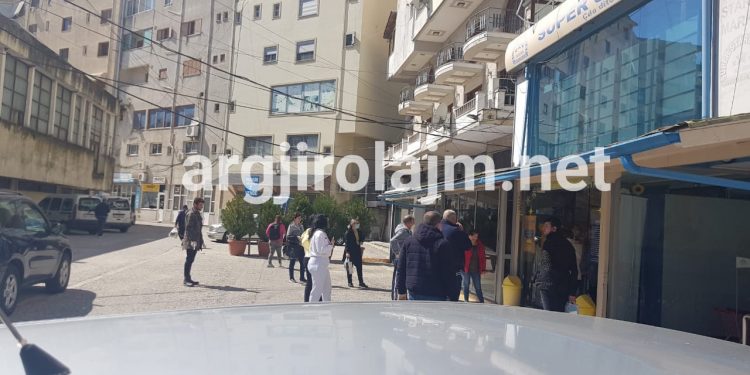 Gjirokastra në karantinë, shihni çfarë ndodhte sot para supermarketit (FOTO)