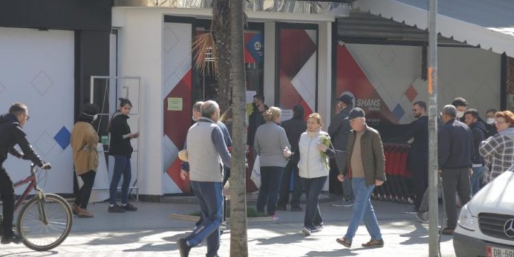 Leje për të dalë nga shtëpia, ja rregullat e reja prej ditës së hënë