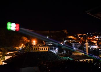 Solidariet me popullin italian, flamuri trikolor në Kalanë e Gjirokastrës (VIDEO)