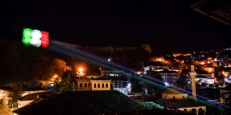 Solidariet me popullin italian, flamuri trikolor në Kalanë e Gjirokastrës (VIDEO)