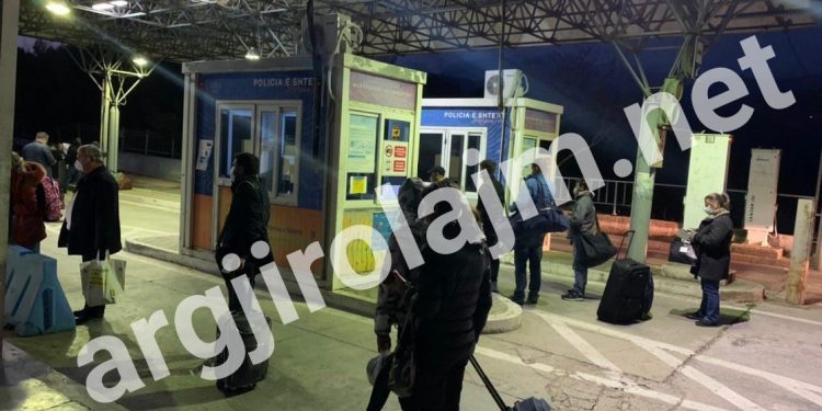 Shqipëria në karantinë, bllokohen në Kakavijë 100 emigrantë (FOTO)