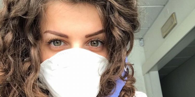 Mjekja shqiptare në Itali ka një mesazh: Ti qytetar i pabindur që mendon se je i fortë, më pyet mua!