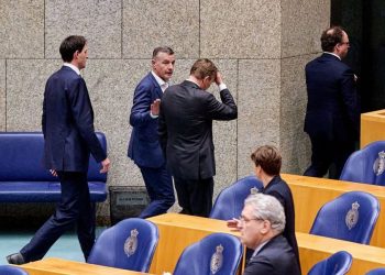 Koronavirusi/ Ministri dorëhiqet pasi i ranë të fikët (VIDEO)