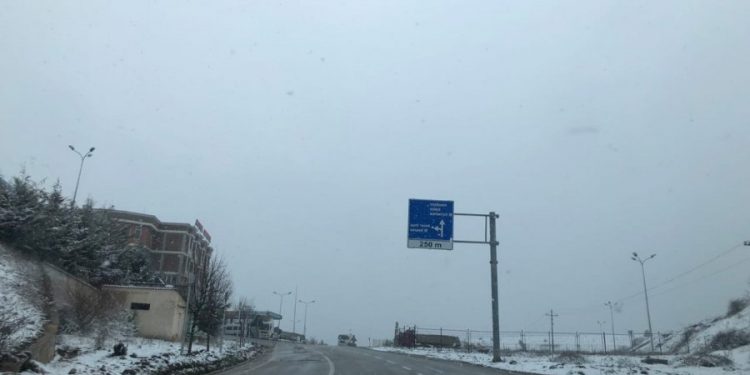 S’ka më ditë me diell, në Shqipëri rikthehen reshjet e dëborës (FOTO)