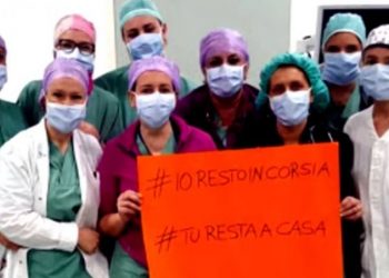 Beteja me koronavirusin, infermierët italianë kanë një mesazh prekës për të gjithë (VIDEO)