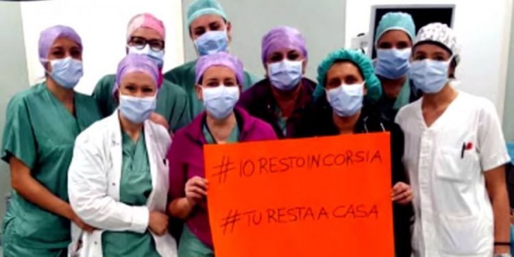 Beteja me koronavirusin, infermierët italianë kanë një mesazh prekës për të gjithë (VIDEO)