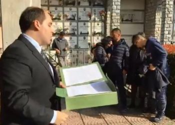 Vdes 17-vjeçarja në Itali, ceremonia mortore transmetohet online nga frika e koronavirusit (VIDEO)