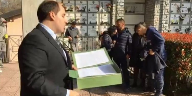 Vdes 17-vjeçarja në Itali, ceremonia mortore transmetohet online nga frika e koronavirusit (VIDEO)