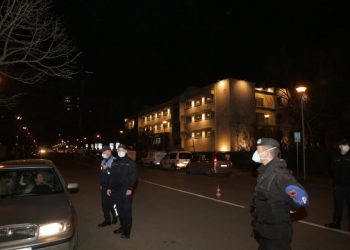 Masat për koronavirusin, ushtria dhe policia në rrugë (FOTO)