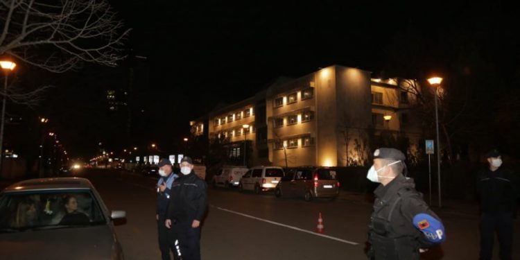 Masat për koronavirusin, ushtria dhe policia në rrugë (FOTO)