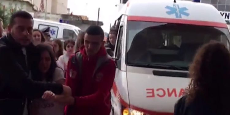 Pamje të rënda/ Helmohen 10 nxënës të gjimnazit