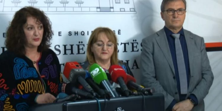 Ministria e Shëndetësisë sqaron qytetarët: Mund të jesh i prekur me koronavirus, por s’ndjen asgjë