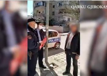 Ndalimi i lëvizjes, 165 këmbësorë të gjobitur me 10 mijë lekë të reja. Shihni çfarë ndodh në Gjirokastër (VIDEO)