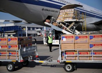 Emergjenca nga koronavirusi/ Kina ndihmon Greqinë, i dërgon 1 milionë maska kirurgjie