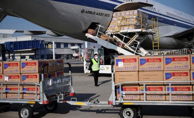 Emergjenca nga koronavirusi/ Kina ndihmon Greqinë, i dërgon 1 milionë maska kirurgjie