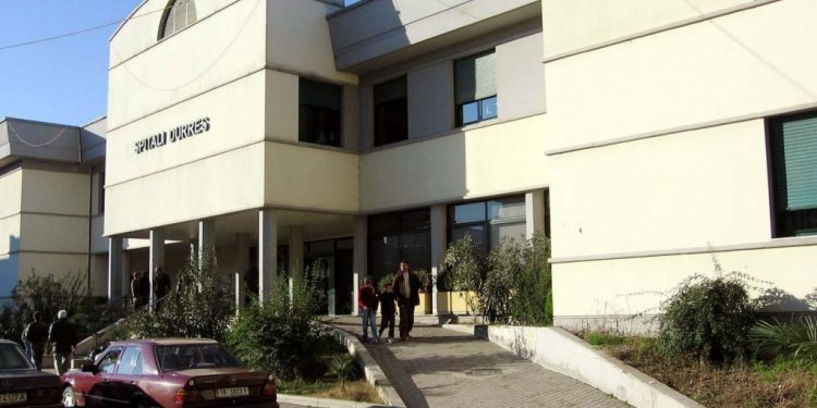 E infektuar me koronovirus, si është gjendja e gruas së moshuar