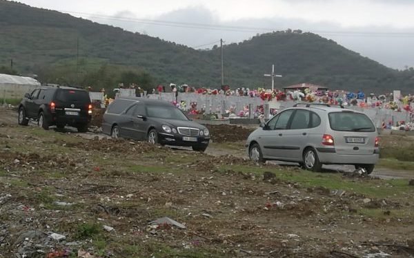 E trishtë/ Burri që vdiq mbrëmë nga koronavirusi, u varros sot vetëm nga gruaja e tij