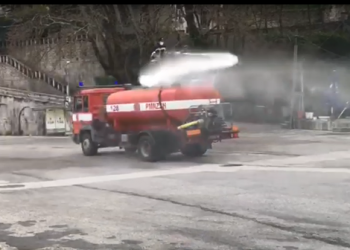 Rreziku nga Covid-19, Bashkia Gjirokastër dezinfekton rrugët e qytetit (VIDEO)