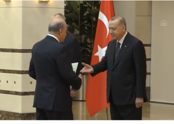 Erdogan i frikësuar nga koronavirusi, nuk i jep dorën ambasadorit shqiptar (VIDEO)