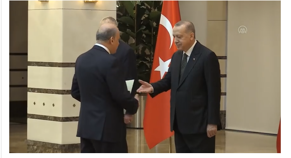 Erdogan i frikësuar nga koronavirusi, nuk i jep dorën ambasadorit shqiptar (VIDEO)