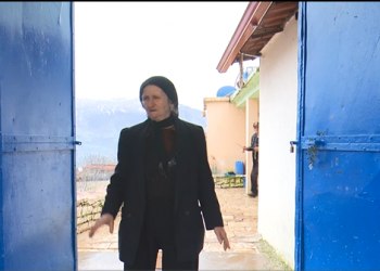 Gjirokastra në karantinë, bashkia jep ndihma për familjet në nevojë të Lazaratit (VIDEO)