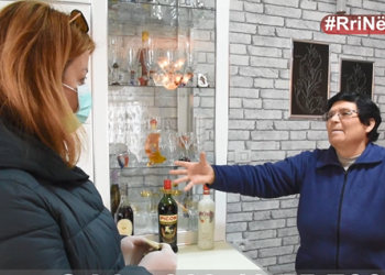 “Të rrojë Edi Rama motër sa malet”, e moshuara nga Gjirokastra s’i kursen lavdet e uratat pasi bashkia i çon ushqimet dhe ilaçet në shtëpi (VIDEO)